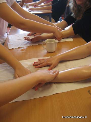 Kinderen krijgen massageles op school